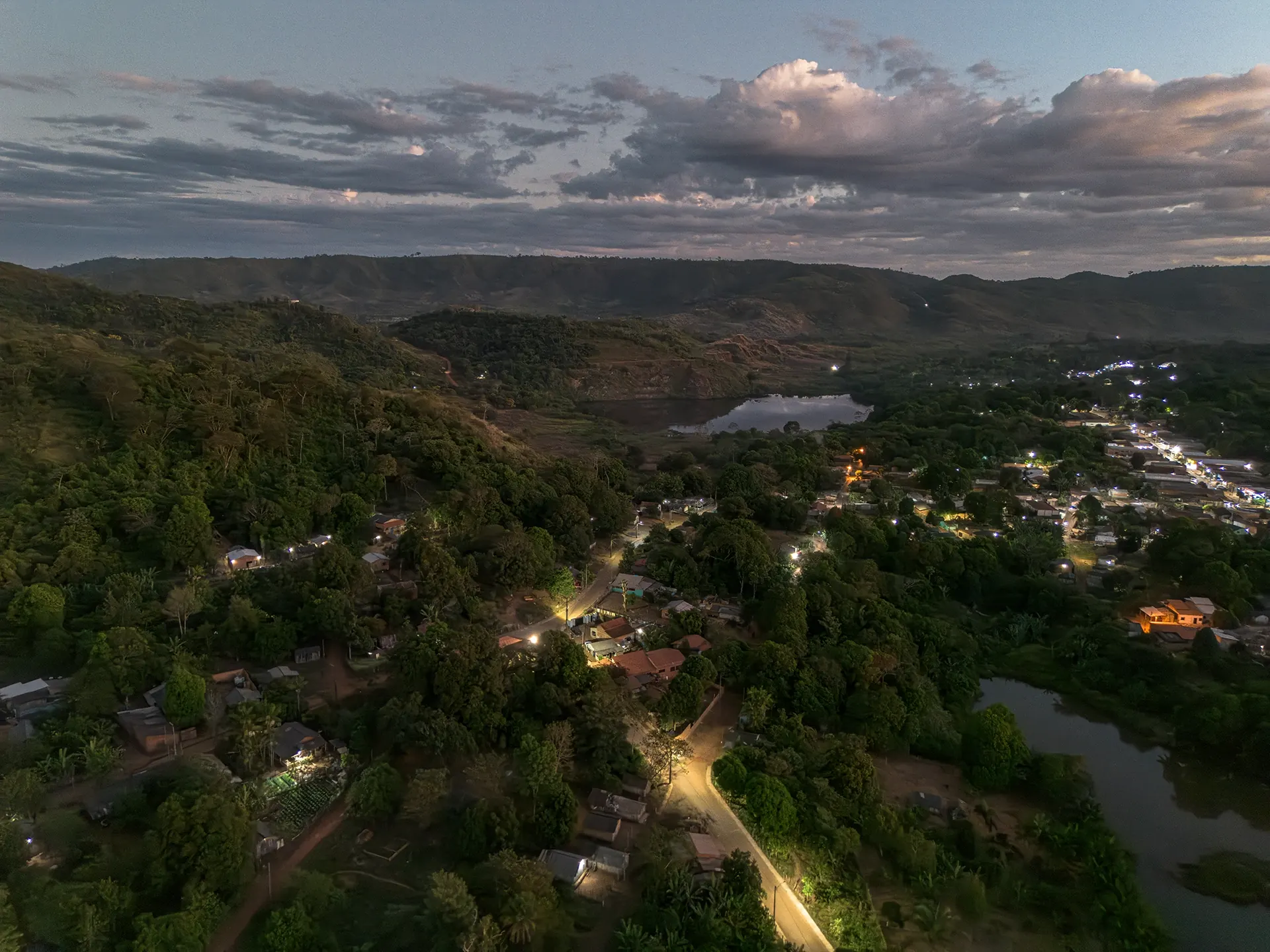 Vista aérea de Serra Pelada ao anoitecer
