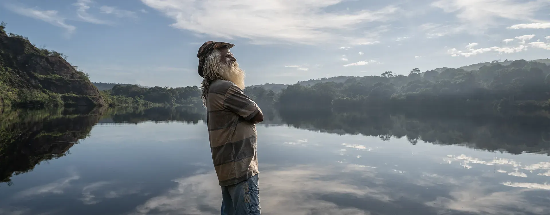 Garimpeiro de Serra Pelada olhando para o lago que hoje ocupa a antiga cava